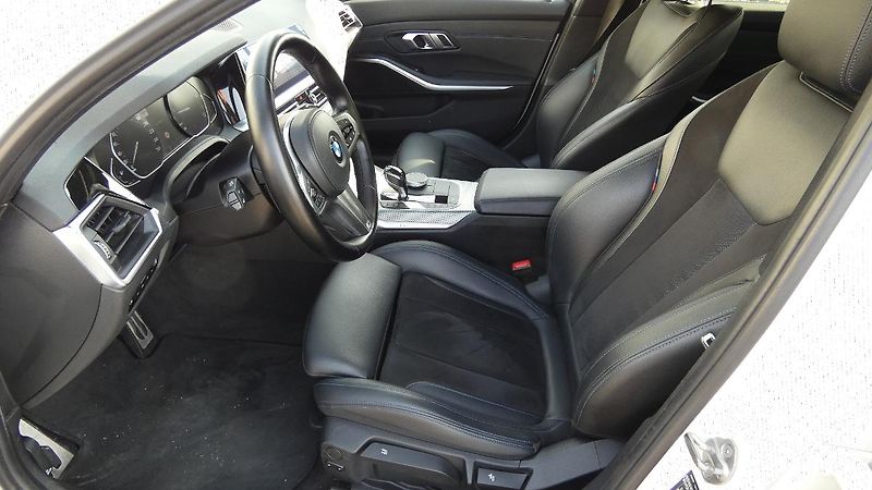 BMW Řada 3 330i xDrive M Sport - fotka 17 z 21