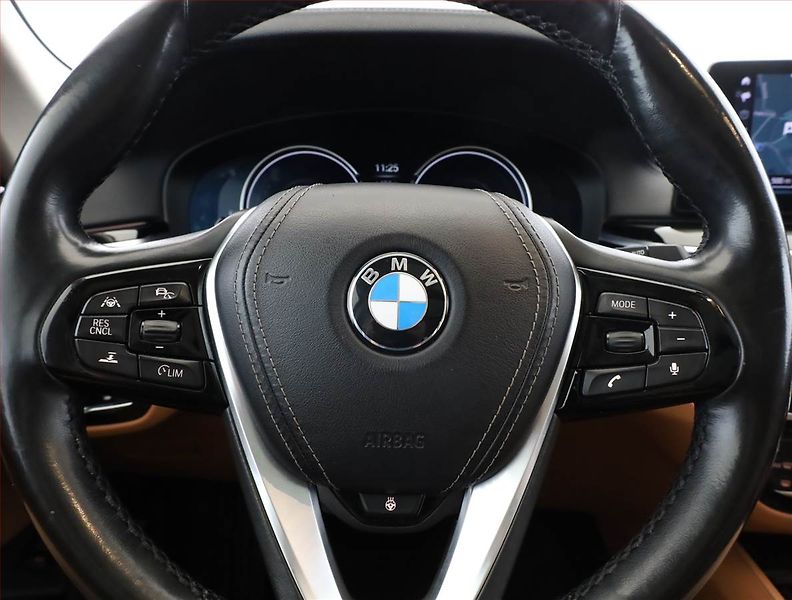 BMW Řada 5 (2018) Luxury Line 530d xDrive - fotka 8 z 18