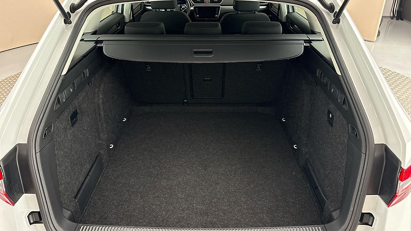 Škoda Superb 2.0 TDI DSG Style Combi - fotka 16 z 25