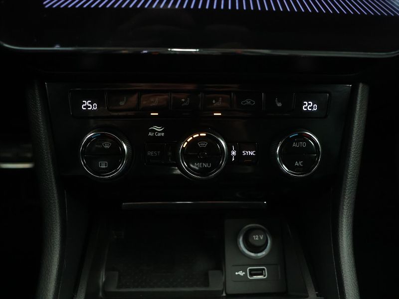 Škoda Superb 2,0 TDI 140kW DSG Sportline 4x - fotka 20 z 31