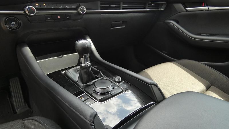 Mazda 3 2.0 Skyactive-G120 - fotka 6 z 22