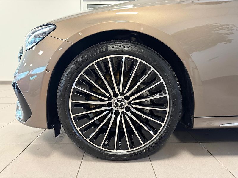 Mercedes-Benz Třídy E (2026) E 300 e 4MATIC - fotka 4 z 5