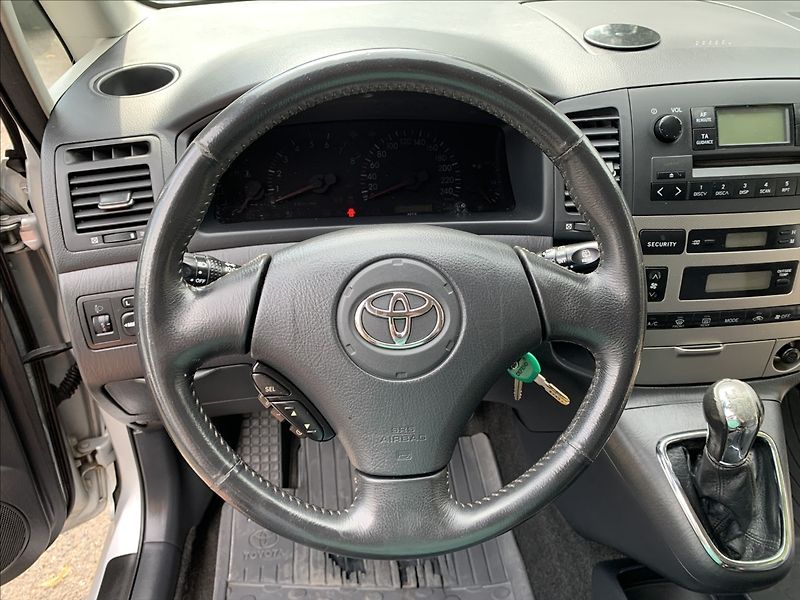 Toyota Corolla Verso 1,8 i ČR,1.MAJITEL - fotka 10 z 17