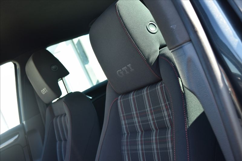 Volkswagen Golf 2,0 GTI 6 PO SERVISE AUTOMAT - fotka 21 z 45