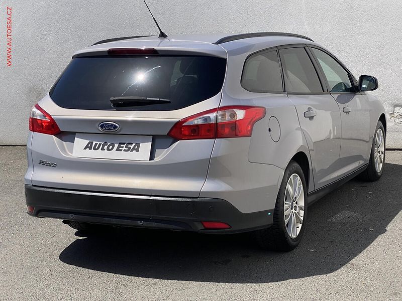 Ford Focus (2011) 1.6i, AC, temp, tažné - fotka 4 z 17