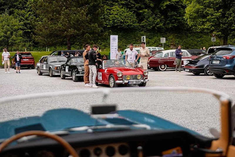 Všichni účastníci s vozy v cíli druhého ročníku Oldtimer Expressu, který mířil z Prahy do řeckých Atén.