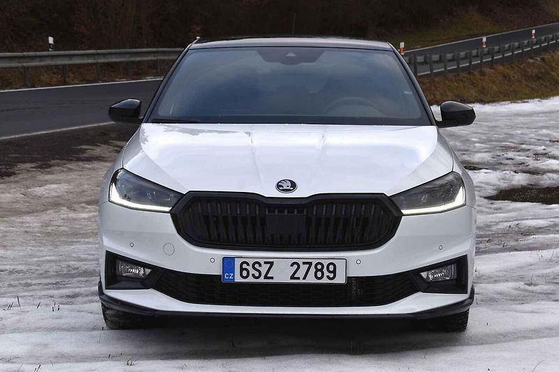 Auto působí přikrčeně, tudíž sportovně.