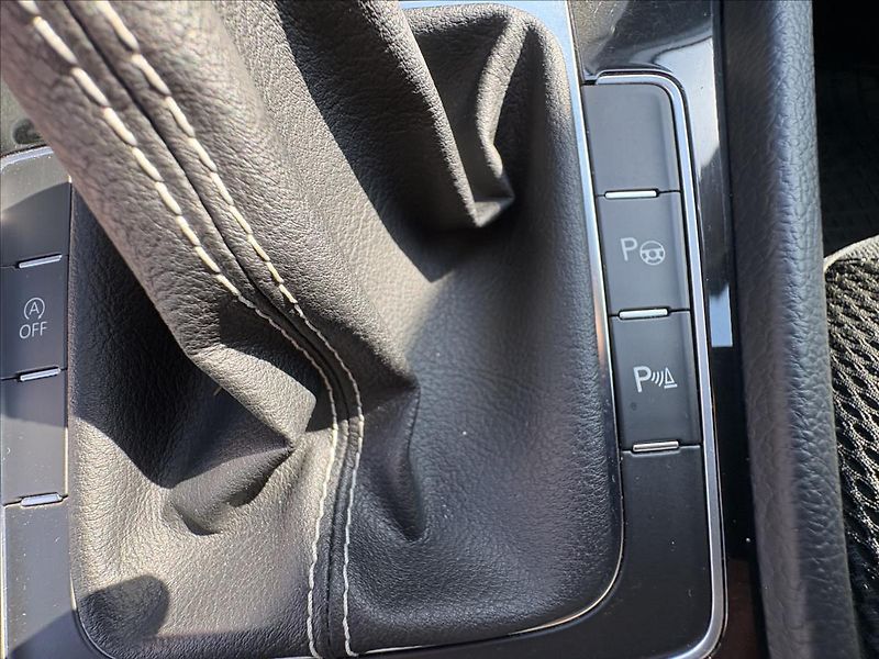 Volkswagen Golf 2,0 TDi 110kW Cup,Navi,Kamera - fotka 13 z 38