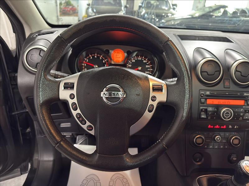 Nissan Qashqai 2,0   i 4x4 PANORAMA TAŽNÉ - fotka 8 z 30