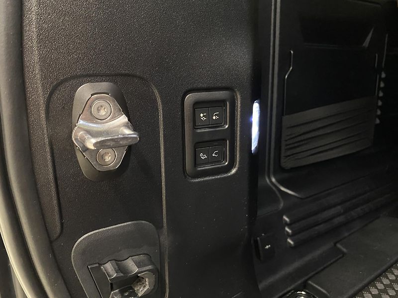Land Rover Defender 110 D300 X-DYNAMIC HSE AWD CZ - fotka 33 z 54