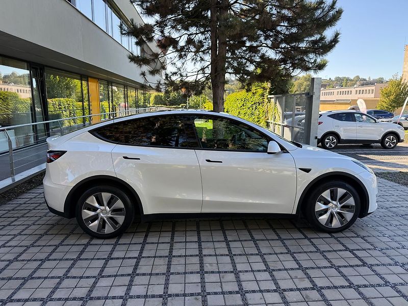 Tesla Model Y Long Range AWD záruka - fotka 39 z 40
