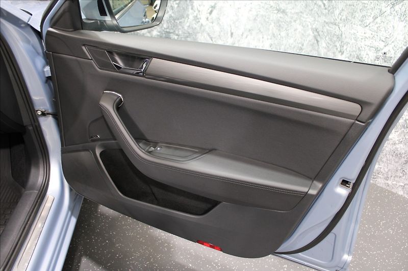 Škoda Superb 2,0 TDI Style REZERVOVÁNO - fotka 11 z 39