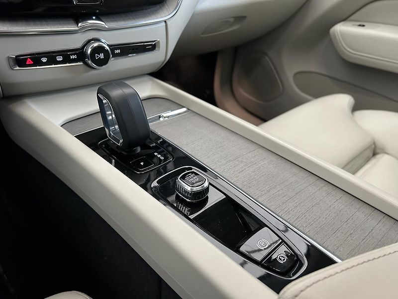 Volvo XC60 2.0 T6 4x4 Recharge PLUS Panor - fotka 26 z 28