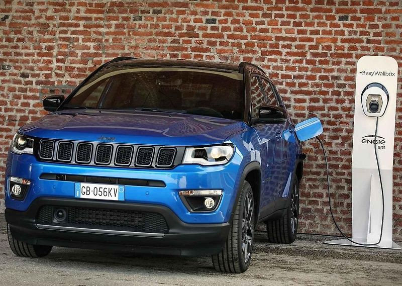 Dvě výkonné motory pod kapotou má čím dál více vozů