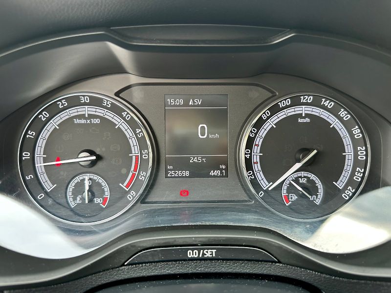 Škoda Karoq (2018) 2.0 TDI 110 kW Ambition 4x4 - fotka 12 z 25