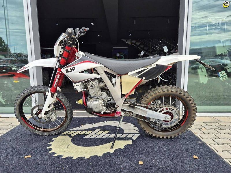AJP PR5 250 Enduro (2014) 2014) – 1630 km, STK do 2028 - fotka 7 z 20