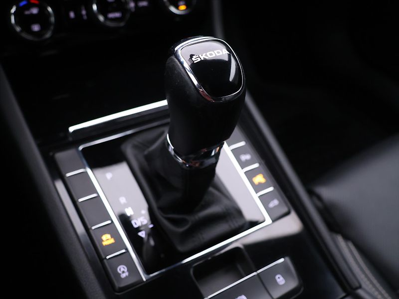 Škoda Superb 2,0 TDI DSG L&K DPH CZ - fotka 33 z 45