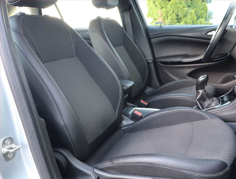 Opel Astra (2016) 1.6 CDTI, Navi, Tempomat - fotka 9 z 15