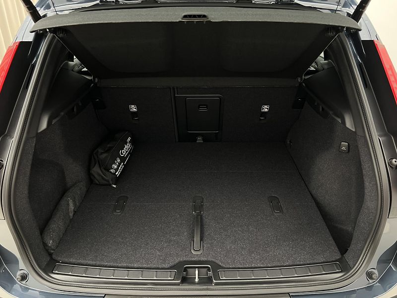 Volvo XC40 (2026) B4 ULTRA DARK AUT - fotka 6 z 43