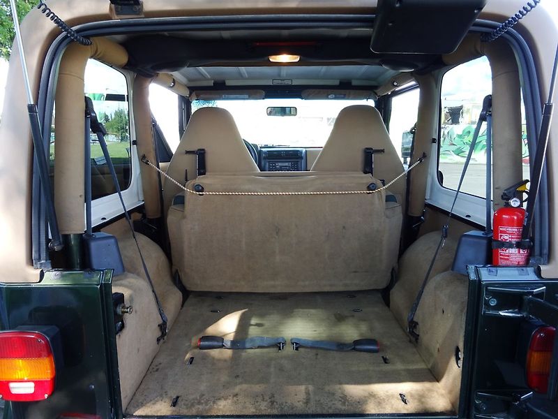 Jeep Wrangler 4.0i SAHARA Serviska - fotka 19 z 37