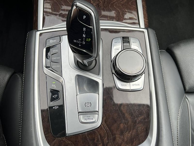 BMW Řada 7 (2017) 750d xDrive Laser Full  - fotka 20 z 39