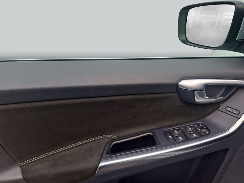 Volvo XC60 T5 AWD Aut. RDesign #TAŽNÉ - fotka 15 z 16