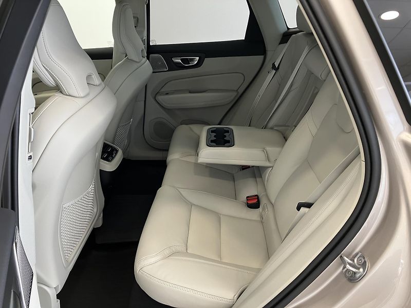 Volvo XC60 B5 AWD Ultra Bright-REZERVACE - fotka 14 z 53
