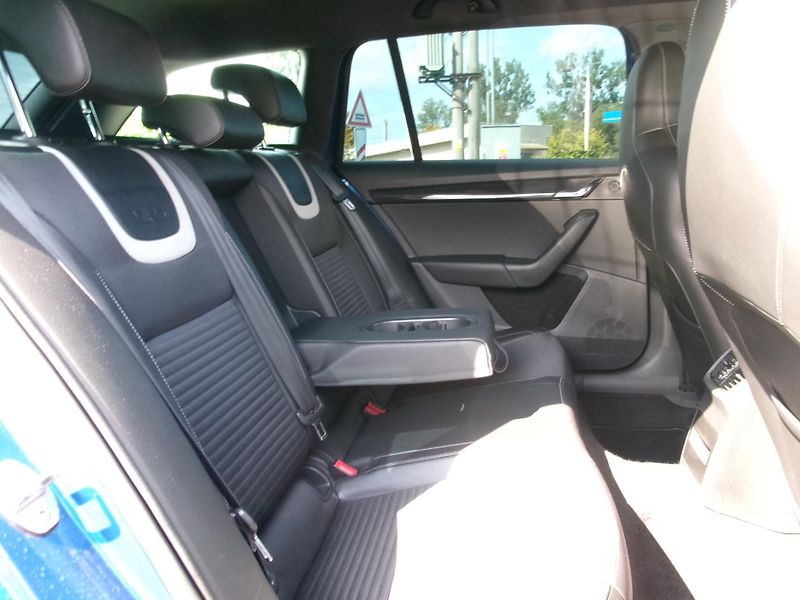 Škoda Octavia (2014) 2,0TSi VRS AC TEMP VÝHŘEV - fotka 18 z 39