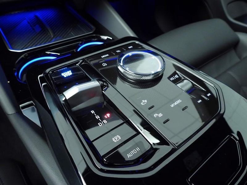 BMW i5 xDrive40 M-Sport 4zon H/K Vent - fotka 20 z 30