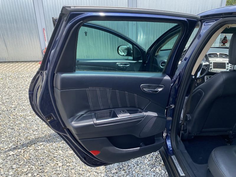 Lancia Delta 2.0JTD 165PS SPORT NAVI SERVIS - fotka 100 z 169