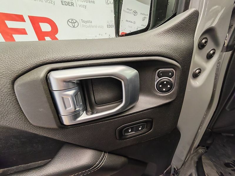 Jeep Wrangler SAHARA 2.0T 4x4 TRAIL RATED - fotka 21 z 40