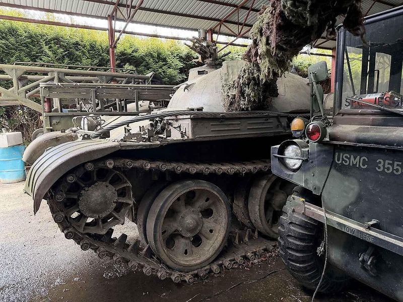 Karel Macků sbírá vojenskou techniku i veterány už nejméně tři dekády.