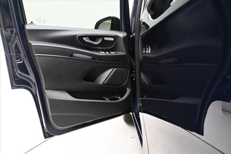 Mercedes-Benz Vito 2,1 116 CDi 120 kW AT7 8míst 4 - fotka 21 z 28