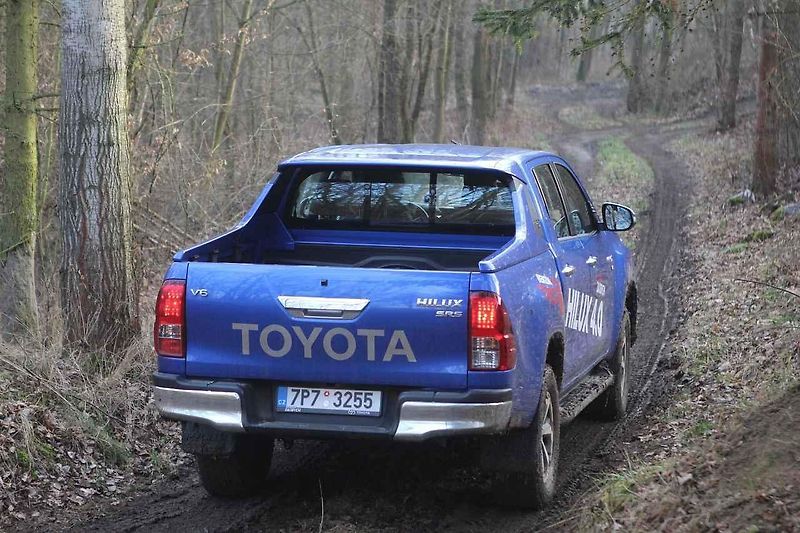 S šestkolovým Hiluxem jsme se mohli i projet