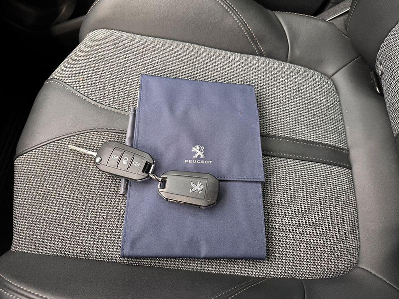 Peugeot 3008 1.5 BlueHDi Allure Aut., ČR - fotka 23 z 26