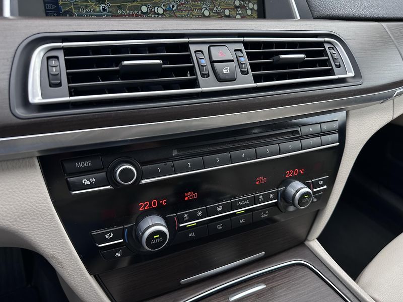 BMW Řada 7 730d  - fotka 22 z 24