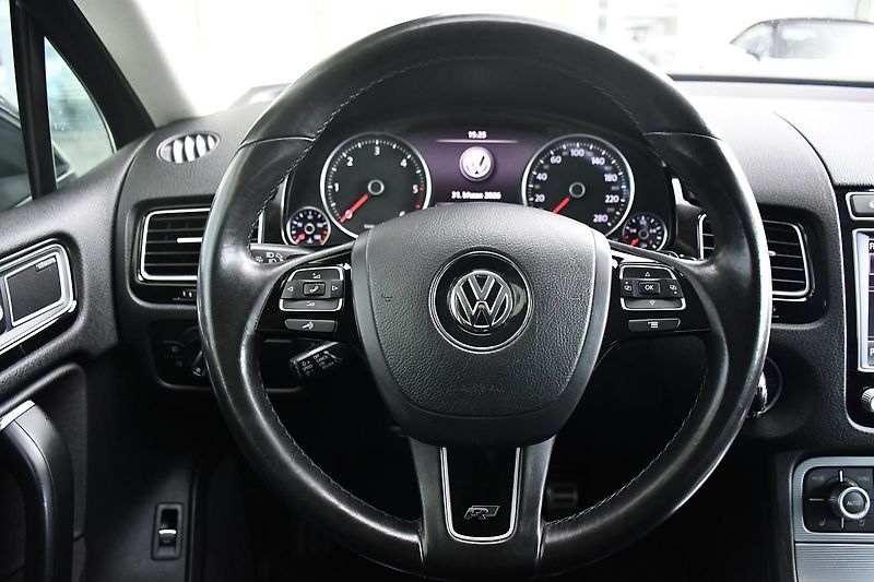 Volkswagen Touareg 3.0TDi V6 4M R-LINE TAŽNÉ ČR - fotka 22 z 44