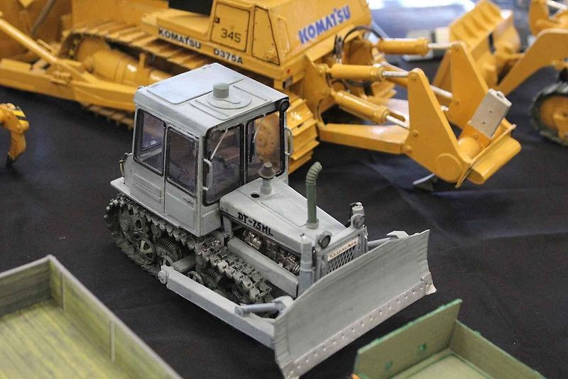 Papírový model buldozeru Caterpillar.