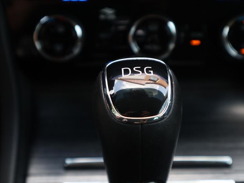 Škoda Superb 2,0 TDI DSG ACC DCC Kamera LED - fotka 38 z 58