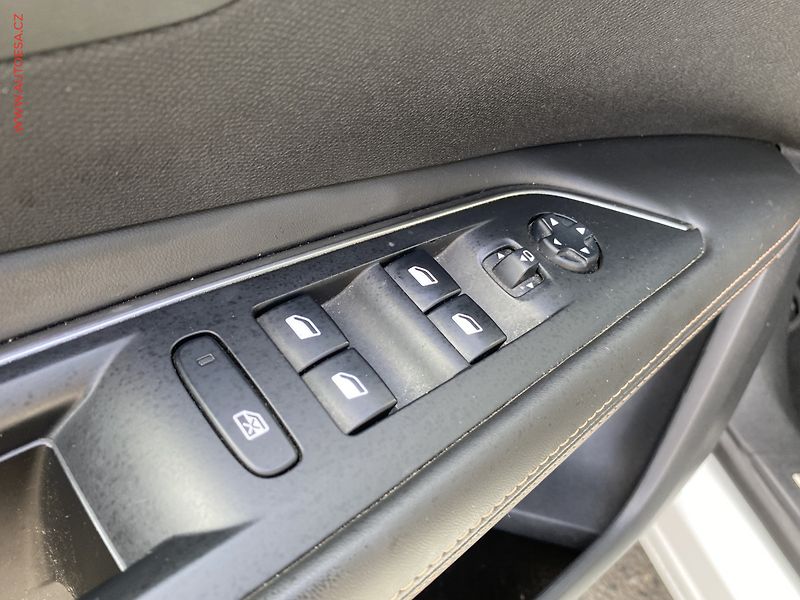 Peugeot 3008 (2016) 2.0 HDi, GT Line, LED, navi - fotka 13 z 18