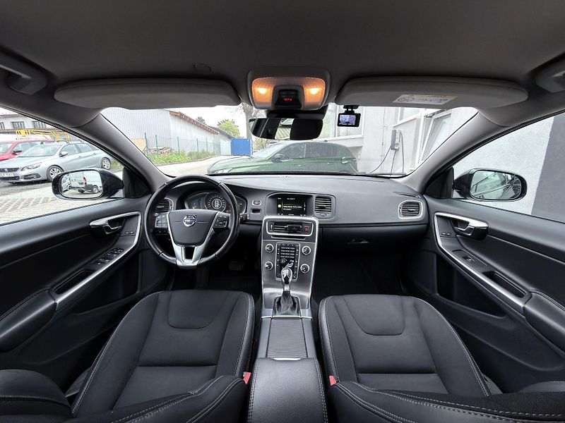 Volvo V60 Cross Country D4 AWD // 4x4 - fotka 15 z 30