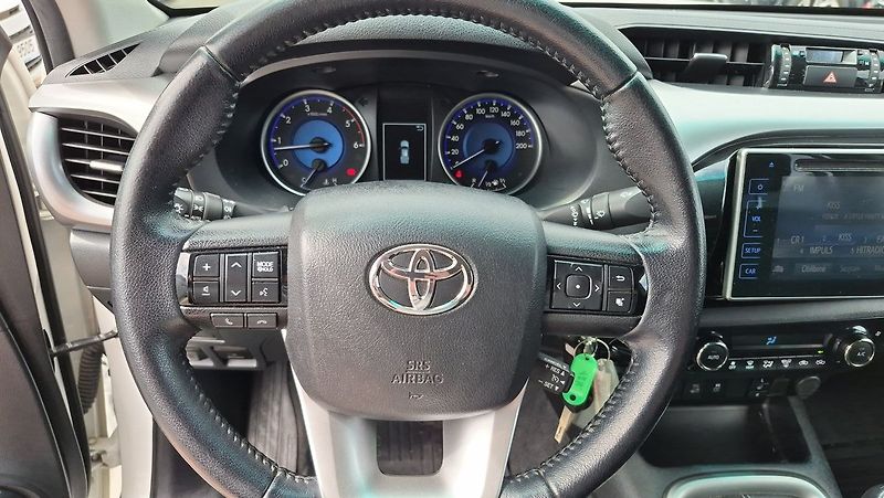 Toyota Hilux Active  2.4L Diesel 6M/T 4x4 - fotka 13 z 23