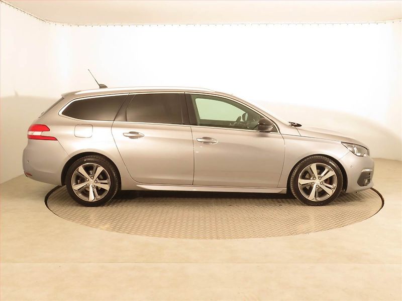 Peugeot 308 (2017) GT Line 1.6 BlueHDi, Automat - fotka 6 z 18