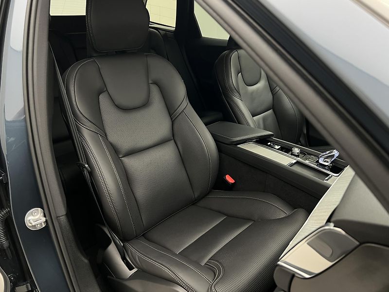 Volvo XC60 B5 AWD PLUS DARK AUT 1.maj. - fotka 20 z 42