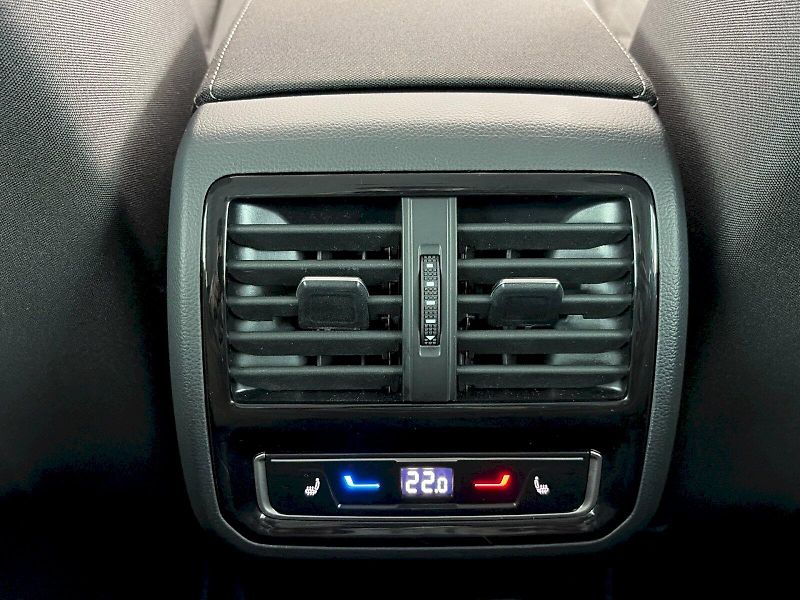 Volkswagen Passat (2023) Business 2.0 TSI 140kW DSG - fotka 30 z 35