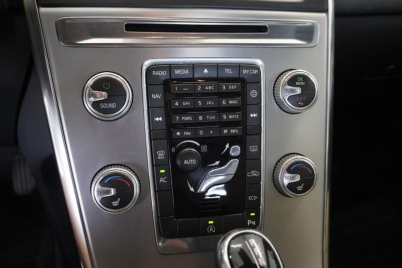Volvo XC60 2,0 D4 AUTOMAT - fotka 16 z 32