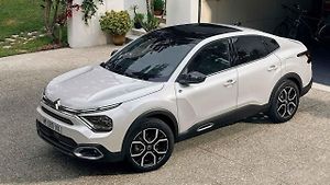Citroën C4 X je absolutní novinkou a v segmentu patří k těm největším modelům