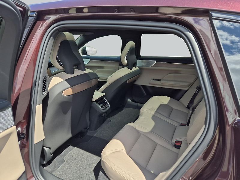 Volvo ES90 Single Motor RWD Ultra - fotka 11 z 19