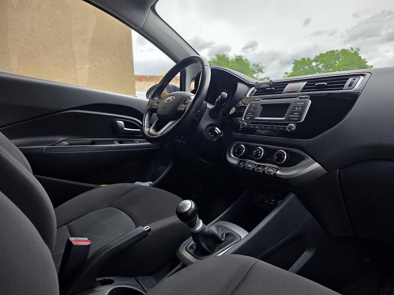 Kia Rio 1.2-KLIMA-SENZORY-CENTRÁL - fotka 4 z 12