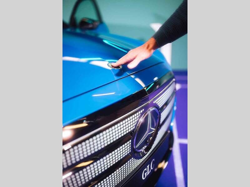 Mercedes-Benz letos odstartoval novou éru jako globální partner ženského tenisu (WTA). Své ambice v tomto sportu nyní potvrzuje i v České republice, kde v rámci ostravského turnaje představuje dvě klíčové novinky: novou generaci modelů GLB a GLC.